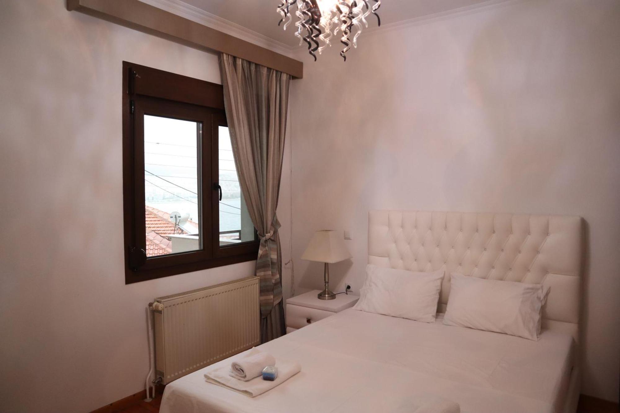 Kouros Kalamitsa Apartment Kavala Bagian luar foto
